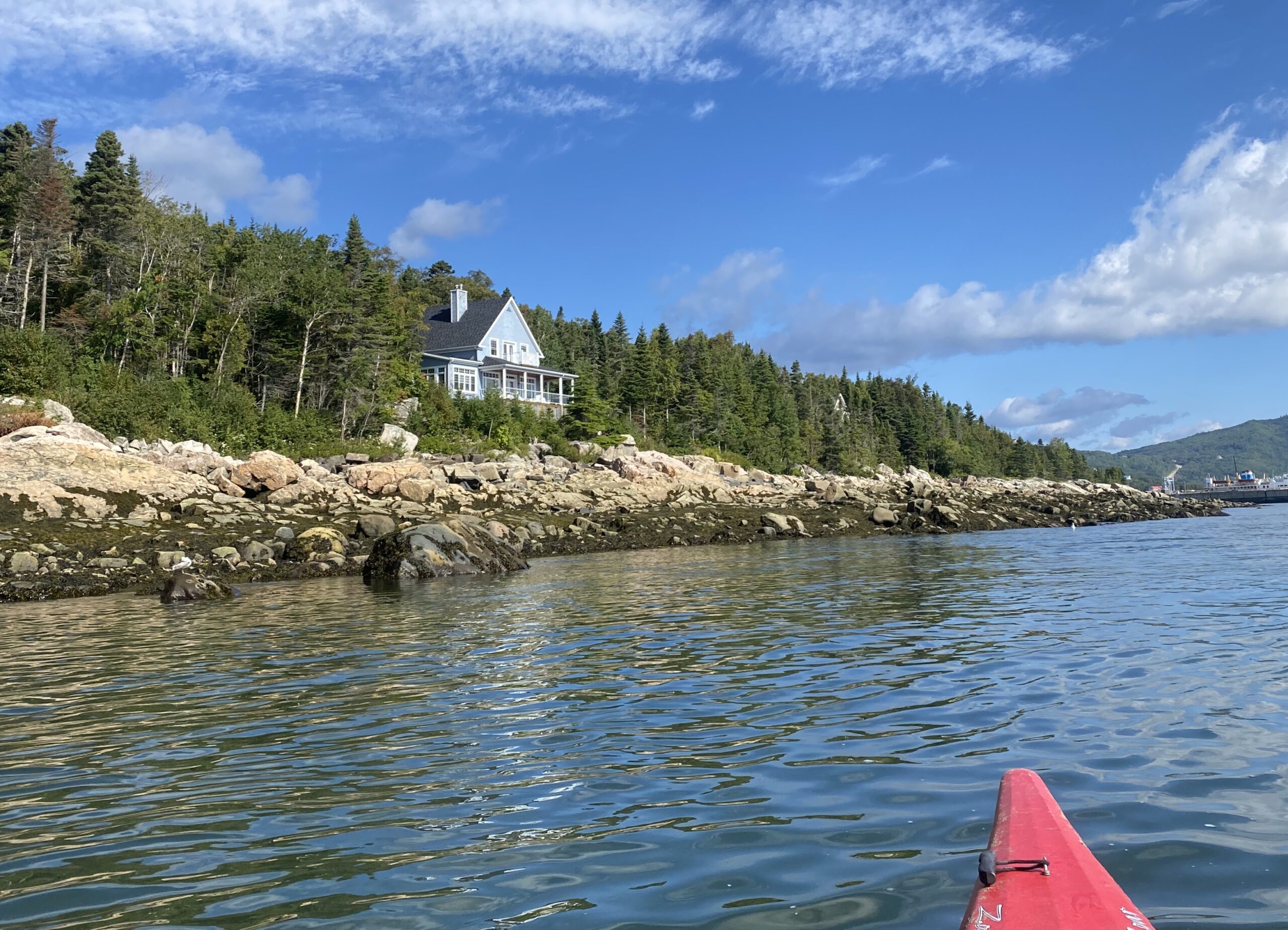 Chalet serein vue en kayak sur le fleuve Saint-Laurent