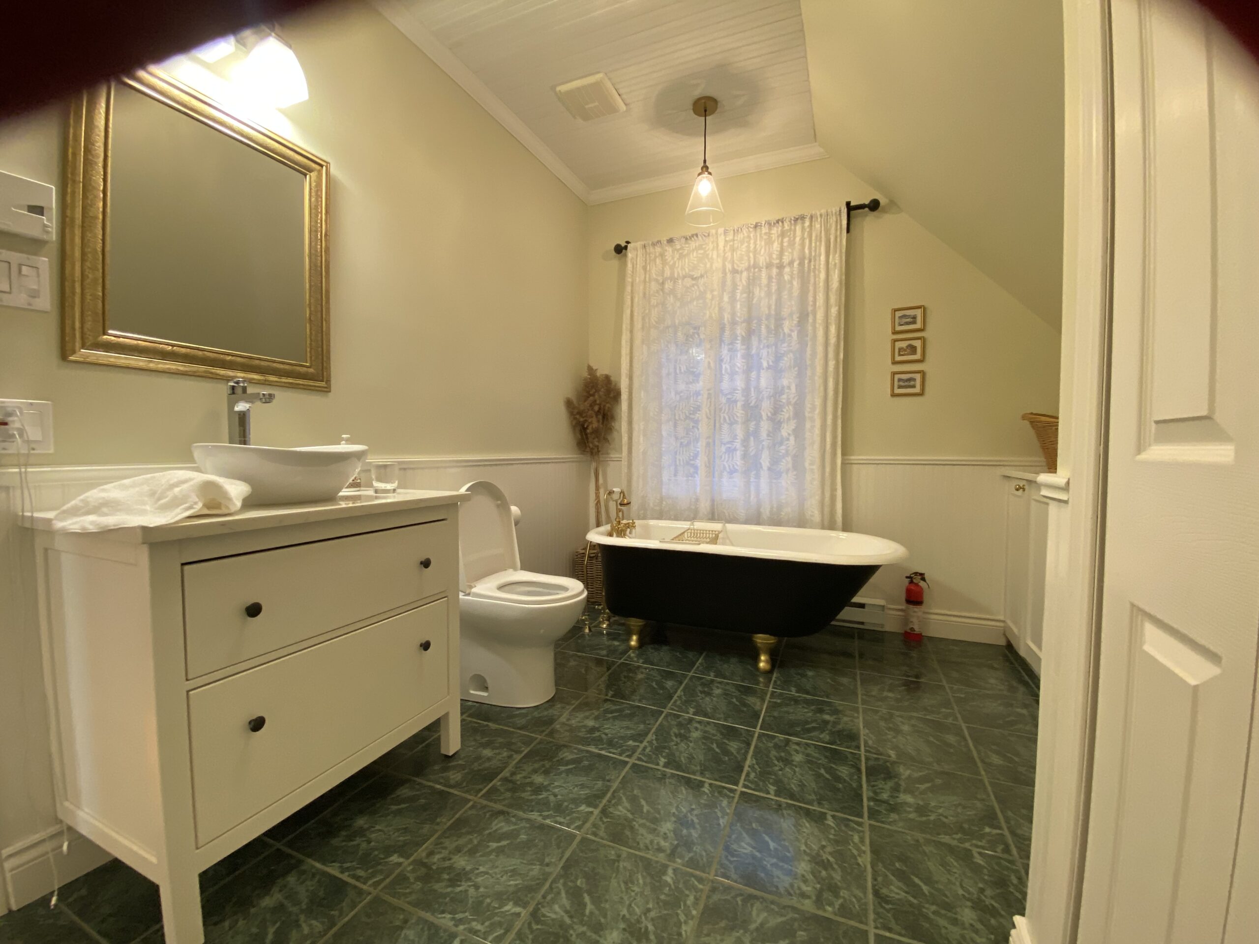 Salle de bain moderne avec douche