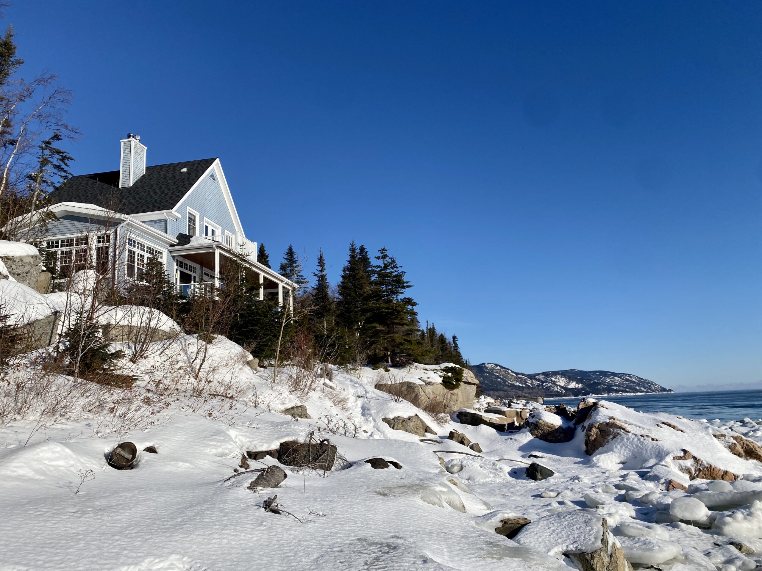 Chalet serain vu en haut d'une petite butte en hiver